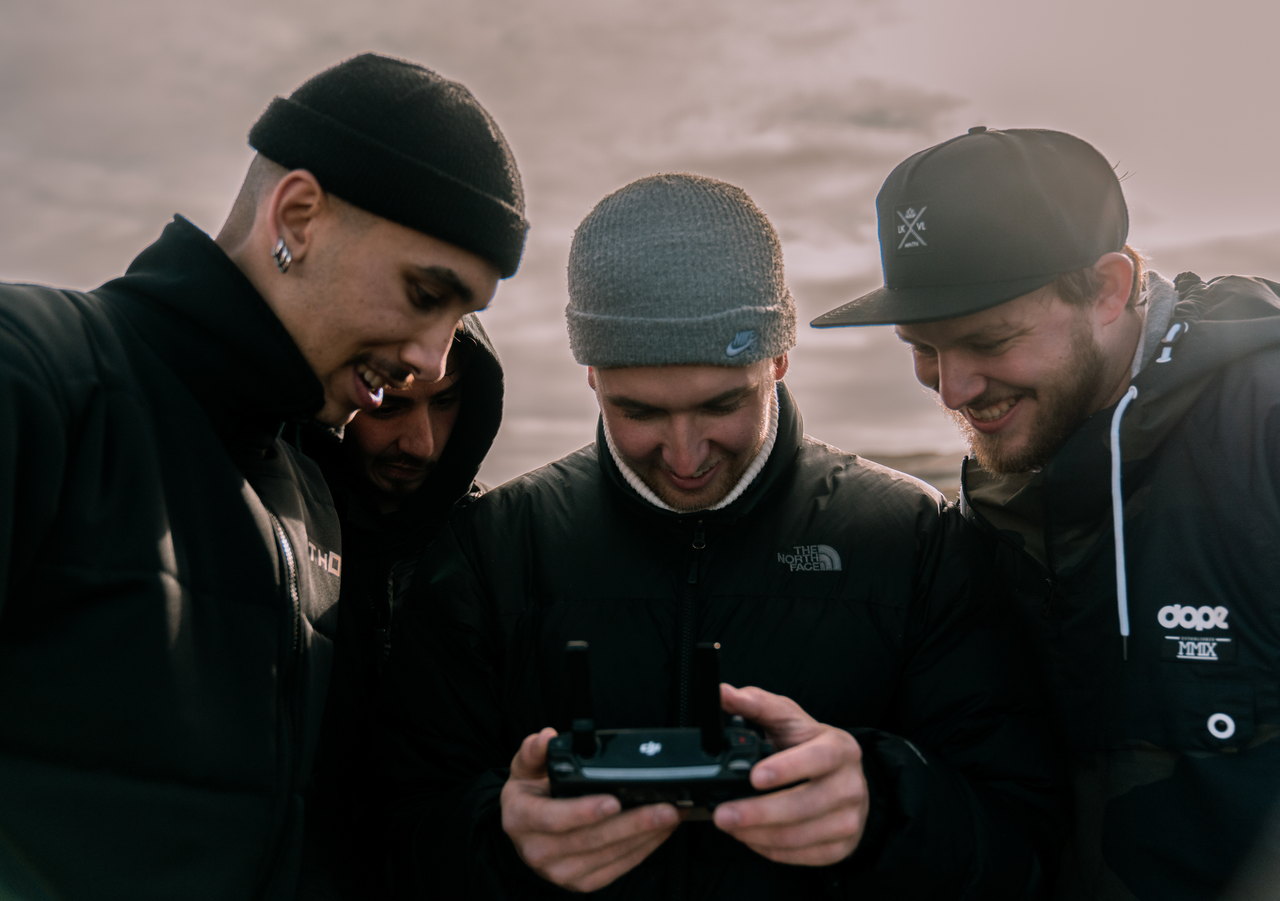 Team bei einer Drohnenaufnahme