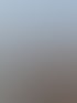Ein Techniker installiert Glasfaserkabel an einem Verteilerkasten neben einem Graben und einer Rüttelplatte.