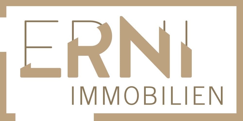 Logo mit beigen Buchstaben "ERNI IMMOBILIEN", wobei "ERNI" größer ist und wie Gebäude aussieht.