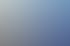 Strommasten mit leuchtenden roten Stromleitungen unter blauem Himmel.