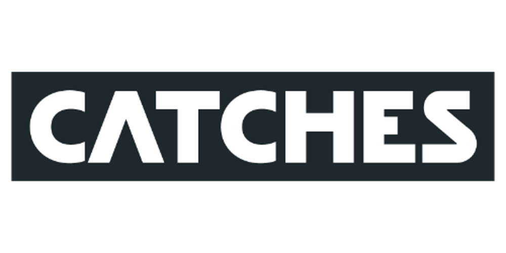 Schwarzes Rechteck mit dem weißen Wort „CATCHES“ in Großbuchstaben.