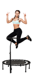Lächelnde Frau in Sportkleidung springt auf einem Trampolin und macht mit beiden Händen das "Victory"-Zeichen.