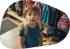 Kleiner Junge (Kindergartenkind) schaut irritiert nach oben