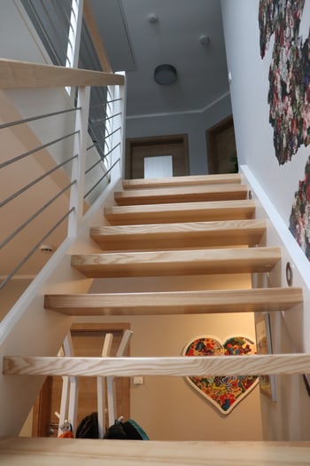 Holztreppe mit Metallgeländer