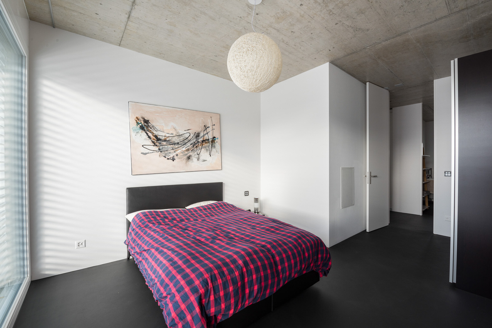 Böden und Wände in modernem Neubau