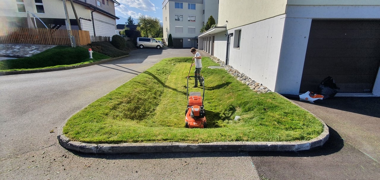 Rasenpflege an einer Wohnliegenschaft