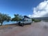 Mercedes Sprinter Campervan mit Aufstelldach am Meer auf einsamer Küstenstraße – ideal für autarkes Reisen und Offroad-Camping mit Meerblick