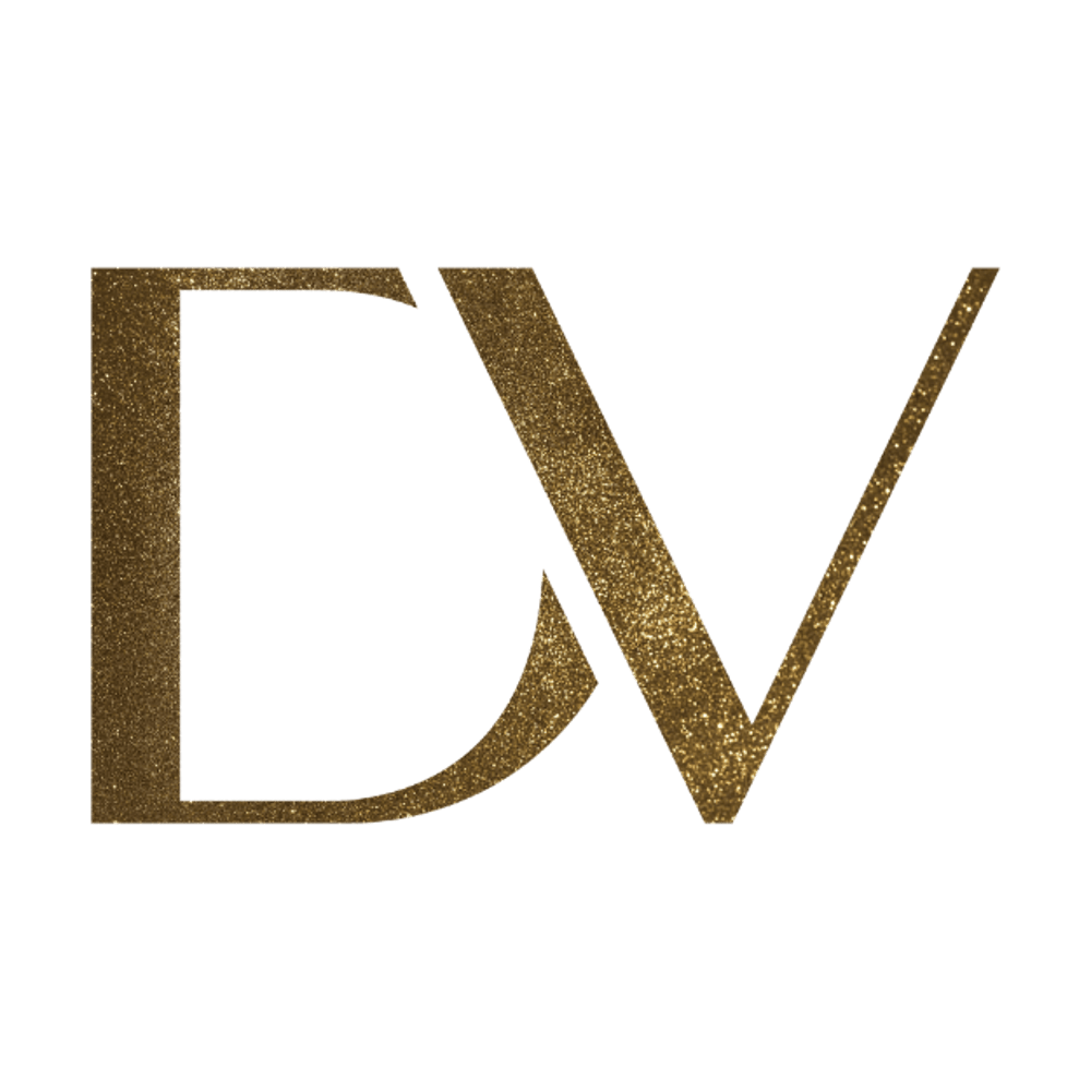 Goldfarbene, glitzernde Buchstaben "DV" auf dunkelgrünem Hintergrund.