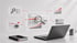 Laptop mit schwebenden Icons für SEO, Lupe, Chatbot und Wachstumsdiagramme über einem Schreibtisch mit Notizbuch und Tasse.