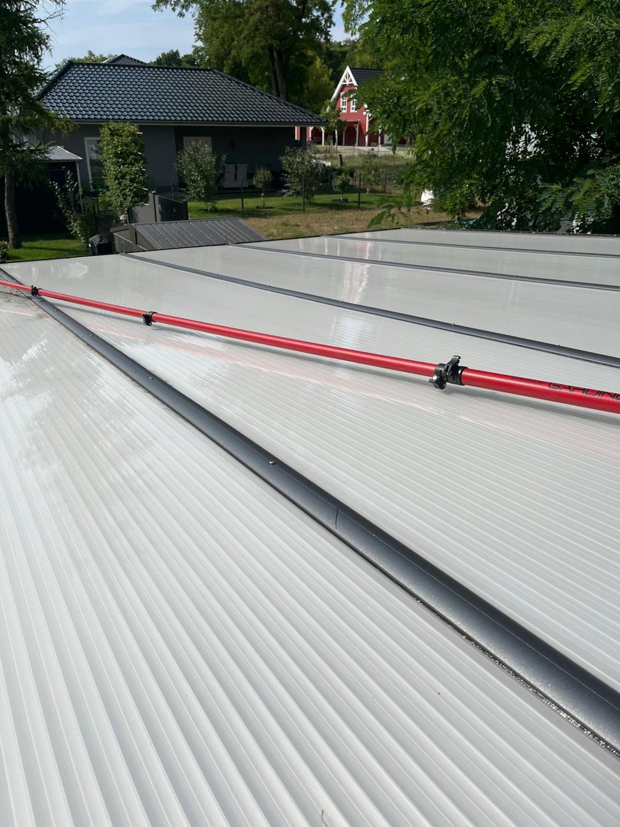 Carport Reinigung in Berlin: materialschonende Reinigung eines Carportdachs.