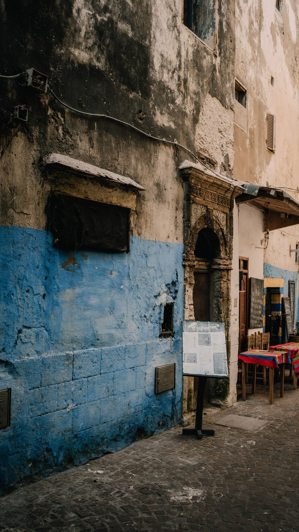 Altes Haus mit blau gestrichener Wand in einer Gasse