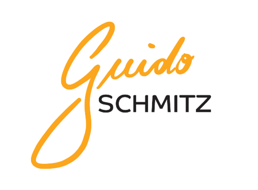 Guido Schmitz Logo mit Guido in Orange und Schmitz in Schwarz auf dunkelgrünem Hintergrund.