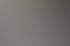 Ein Mann mit Brille und beigem T-Shirt steht mit verschränkten Armen in einem Büro.