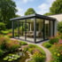 Stilvoller Glas-Wintergarten in Isny inmitten eines farbenfrohen Naturgartens mit Teich und Blumenlandschaft.