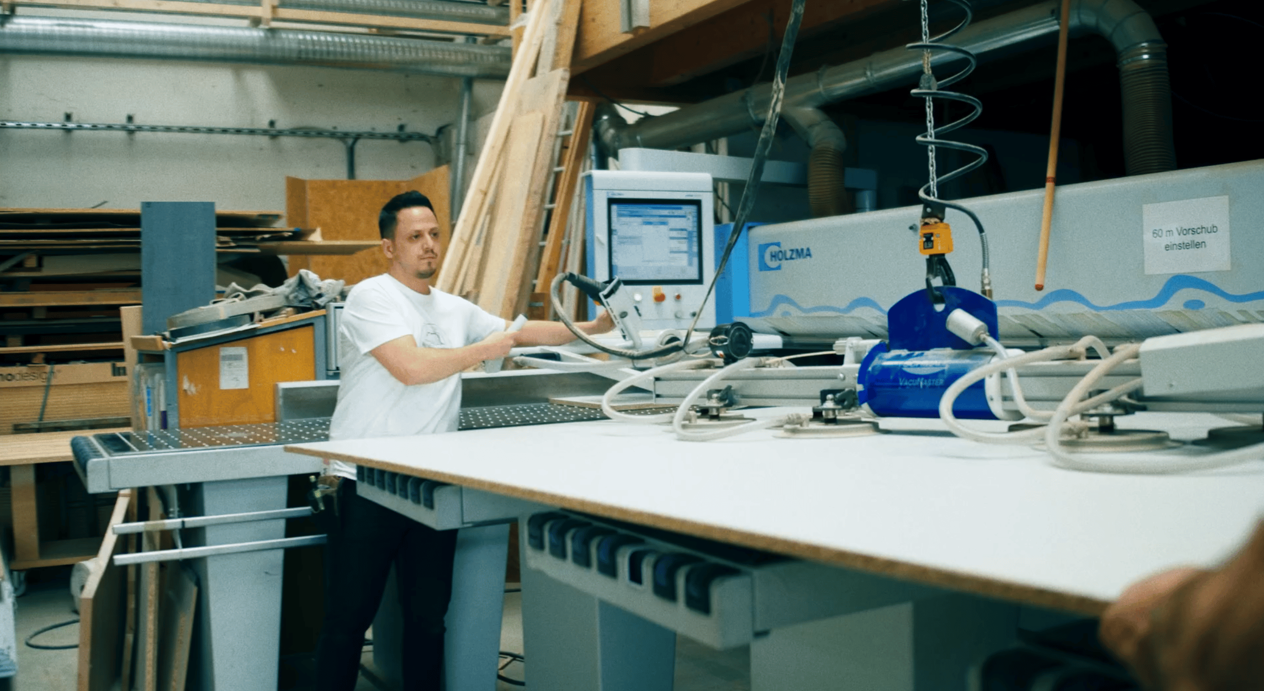 Sam Squillacioti in der Werkstatt an der Plattensäge