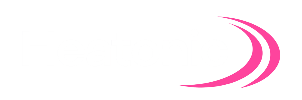 Heatonic Logo mit weißem Text und zwei pinken, geschwungenen Linien rechts daneben auf grünem Hintergrund.