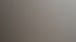 Drei Frauen stehen in einem hellen Büro an einem Tisch und besprechen ein Dokument mit grünen Markierungen.