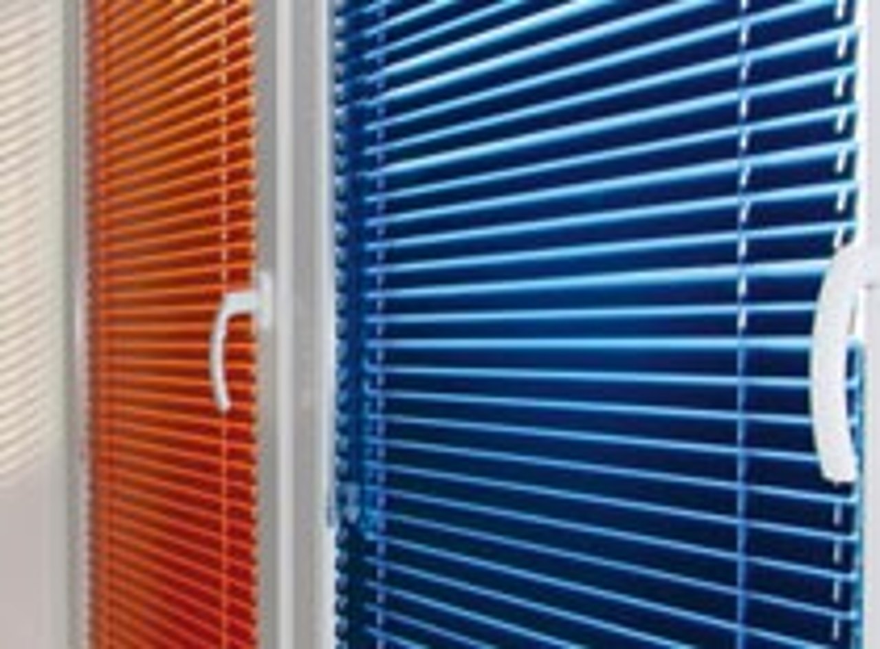 Alujalousie mit Aluminium-Lamellen am Fenster