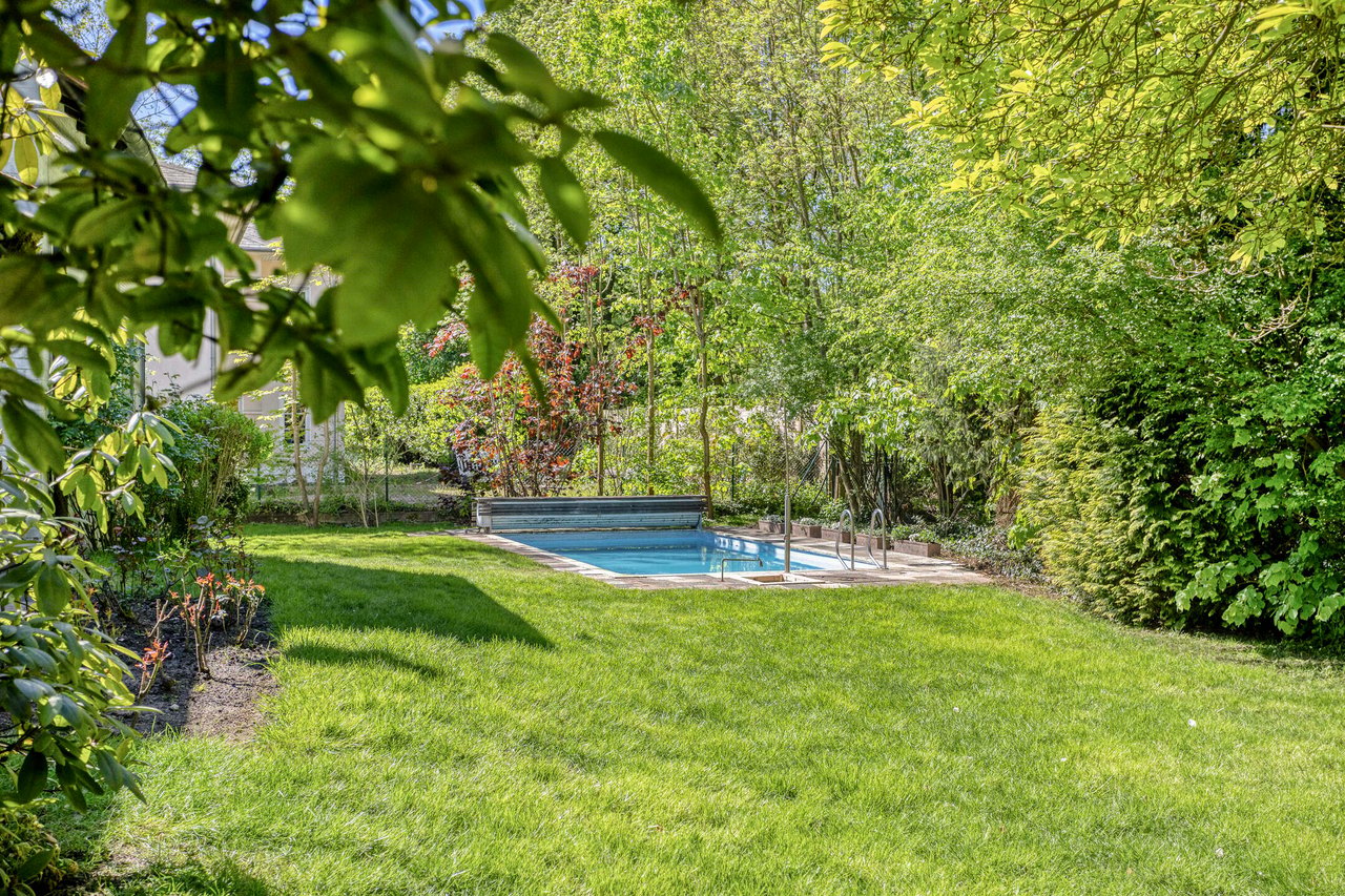 Garten mit Rasen und Pool