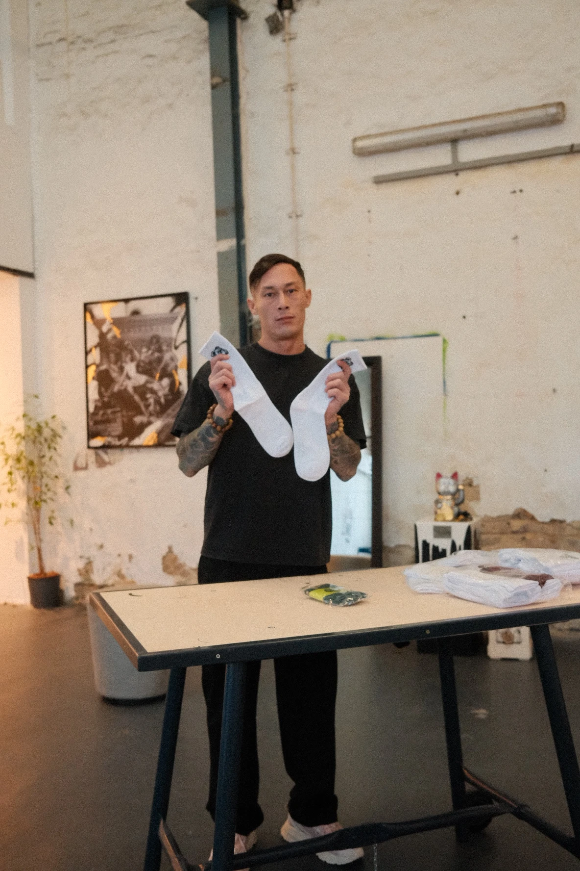 Nahaufnahme von Mitarbeiter-Socken mit eingestricktem Firmenlogo in Markenfarben