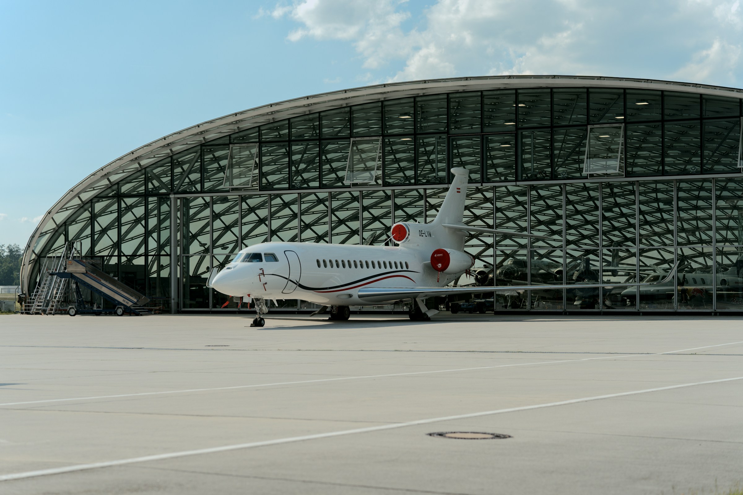 PrivateJET vor dem Hangar am Salzburg Airport