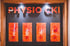 Schriftzug PHYSIO CKI über vier orangefarbenen Tafeln mit Skelett-Illustrationen von Hand, Wirbelsäule, Knie und Fuß.
