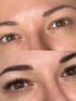Vorher-Nachher-Vergleich einer Frau mit braunen Augen und Augenbrauen; oben ohne Make-up, unten mit volleren Augenbrauen und Wimpern.