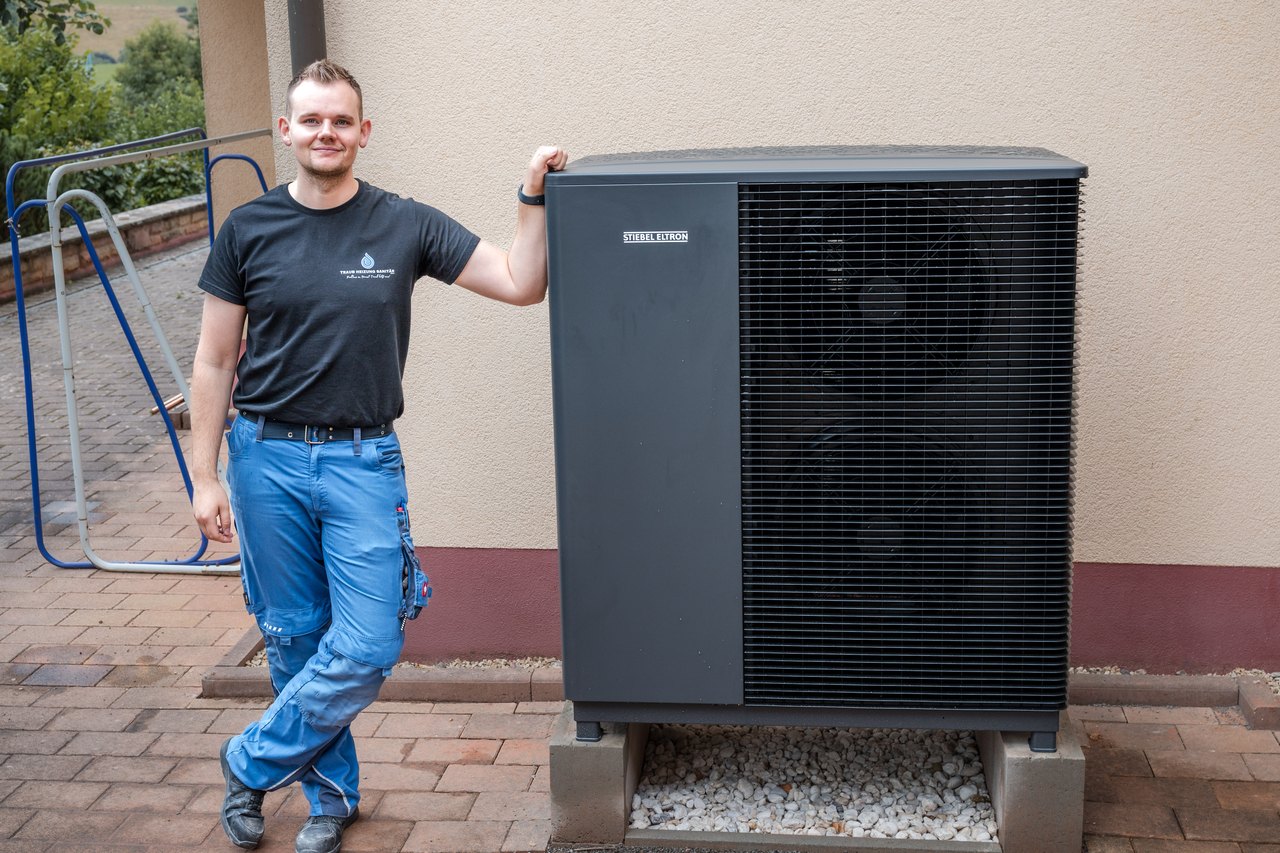Wärmepumpe an einem Wohnhaus