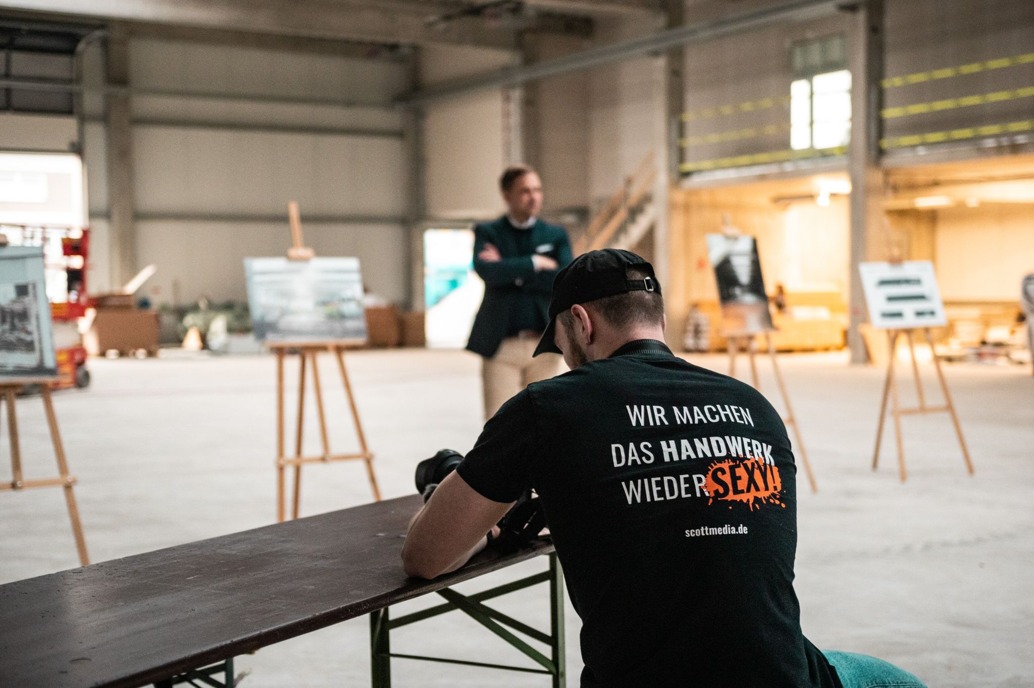 Scott Media beim Dreh von authentischem Content im Betrieb