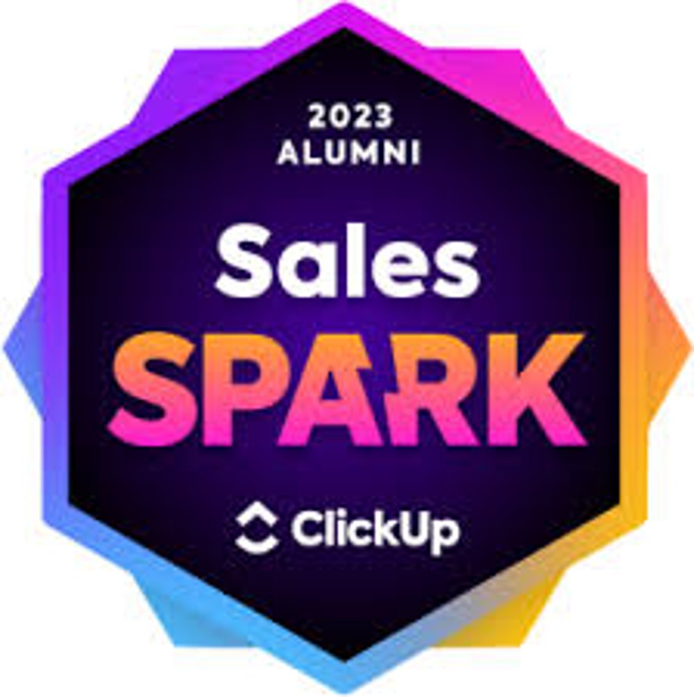 Abzeichen in Form eines Sterns mit der Aufschrift „2023 Alumni Sales SPARK ClickUp“ auf violettem und orangefarbenem Hintergrund.