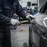 Carrosseriespengler richtet einen Kotflügel