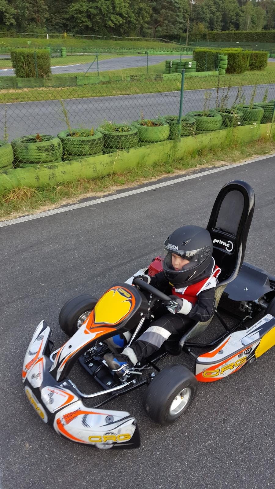 Marlon 2016 als kleiner Junge im Kart auf der Kartbahn