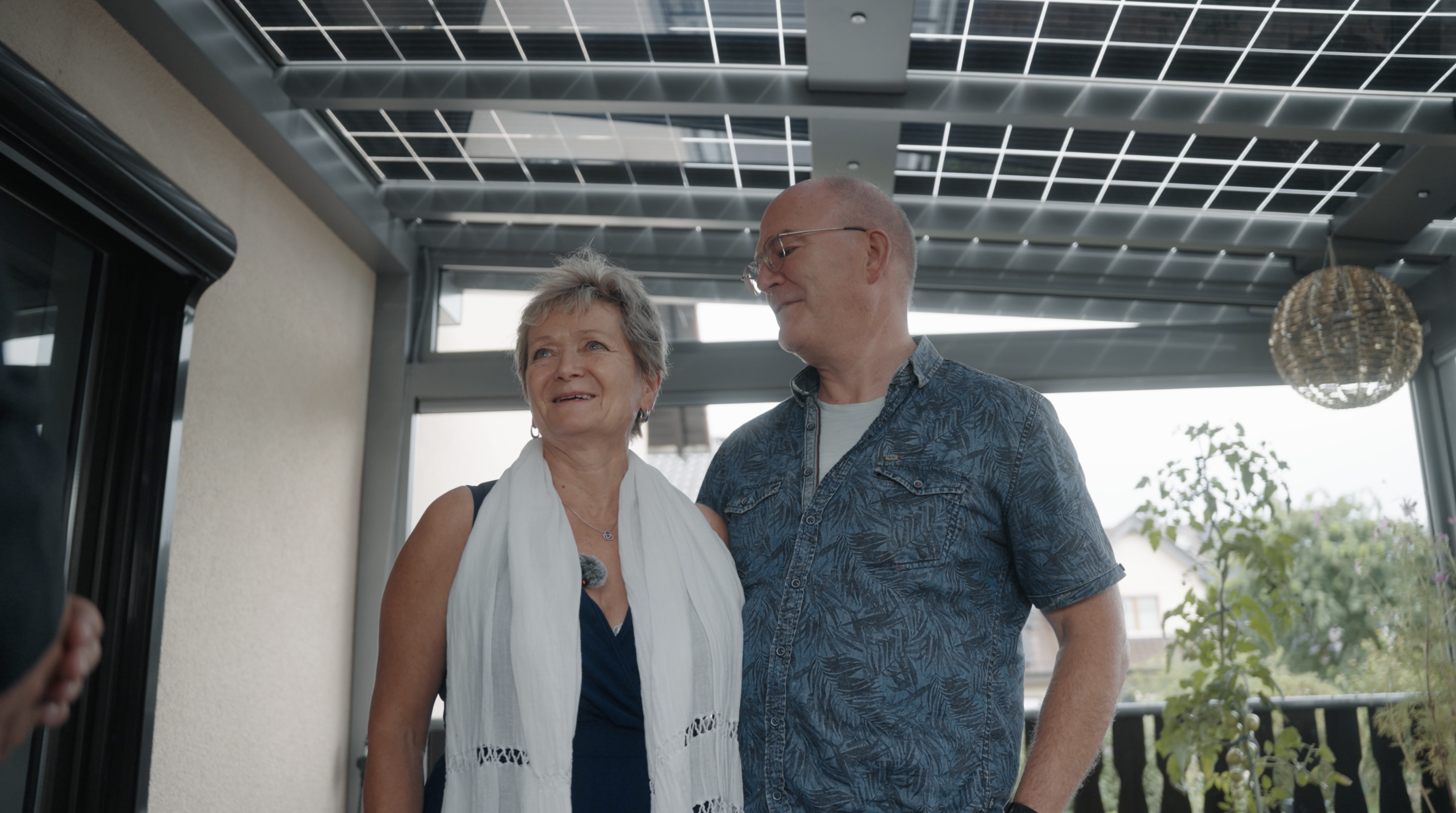 Kundentestimonial vor Ort unter einer Solarterrasse