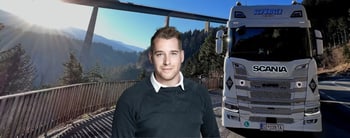 Kunde vor einem Lkw auf einer Bergstraße