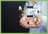 Eine Person hält ein Smartphone mit Diagrammen und Symbolen für E-Mail, Cloud, Uhr, Daumen hoch und Dokumente in den Händen.