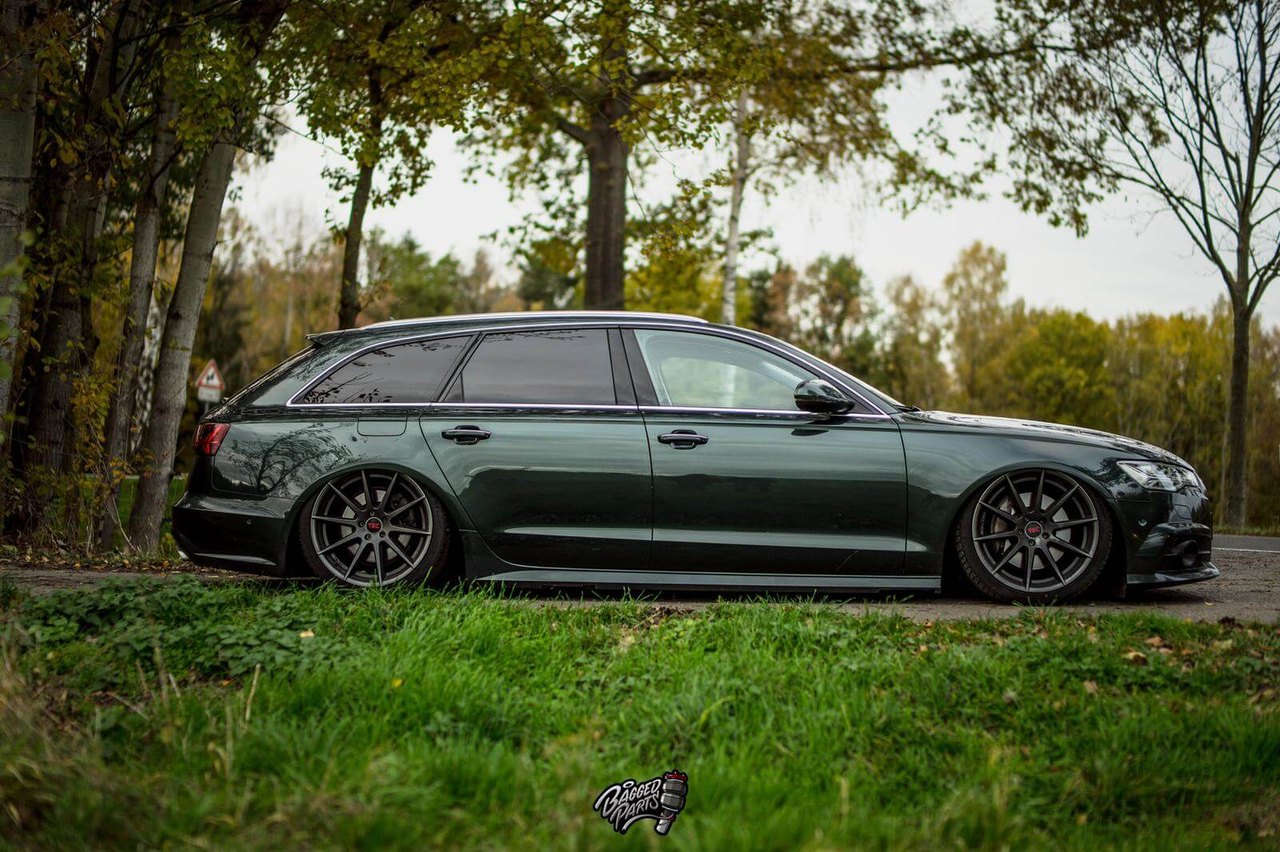 Tiefergelegter dunkelgrüner Kombi mit TEC Speedwheels Felgen