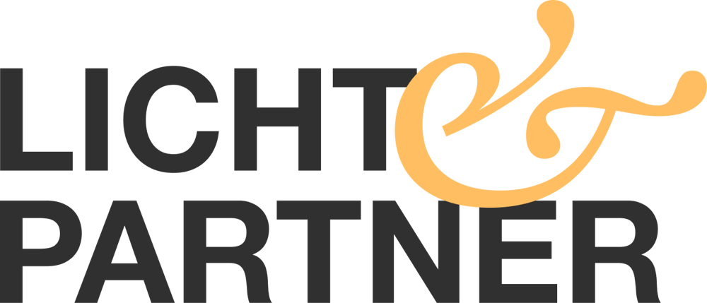 Das Logo "LICHT & PARTNER" in dunkelgrauer Schrift mit einem orangen, stilisierten "&"-Zeichen.