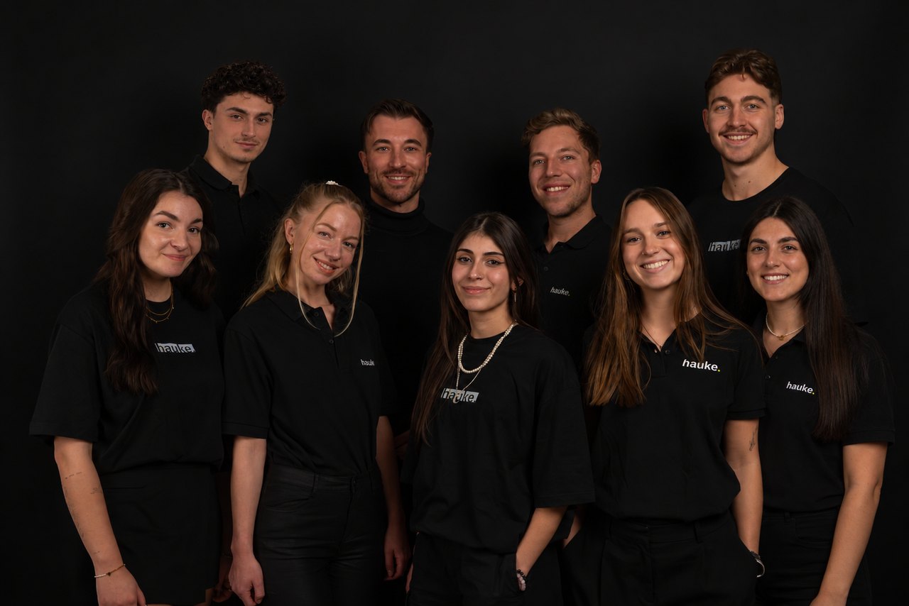 Das Team der Agentur Hauke vor dem Büro in Neu-Ulm