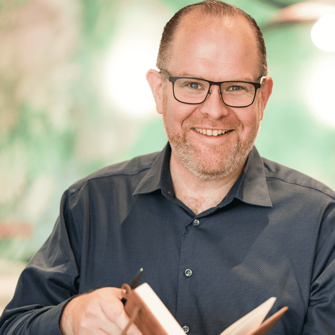 Florian Müller, Gründer und Geschäftsführer der ecom flow GmbH, blickt in die Kamera.