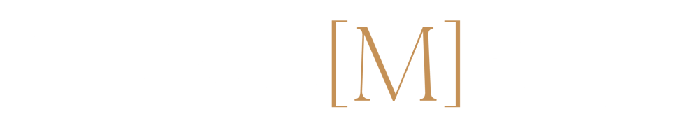 TRAU[M]BILD-Logo in Weiß und Gold auf dunkelgrünem Hintergrund.