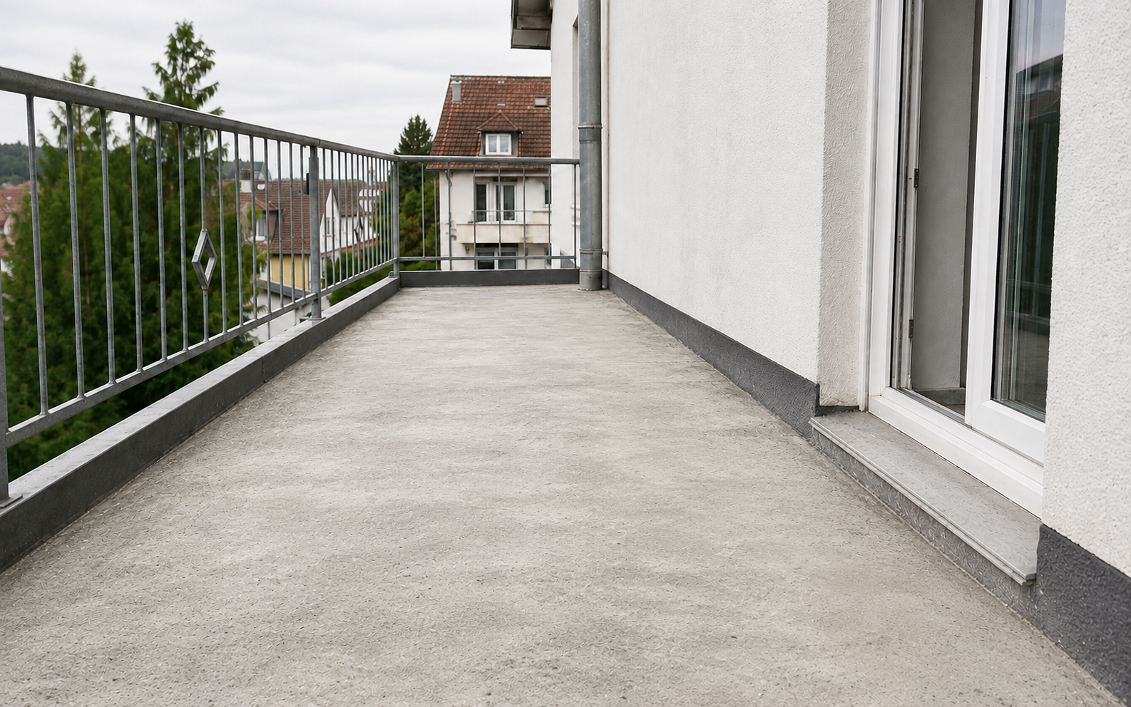 ECHTES PROJEKTFOTO SPÄTER EINFÜGEN: Balkon nach geordnetem Rückbau und Untergrundvorbereitung