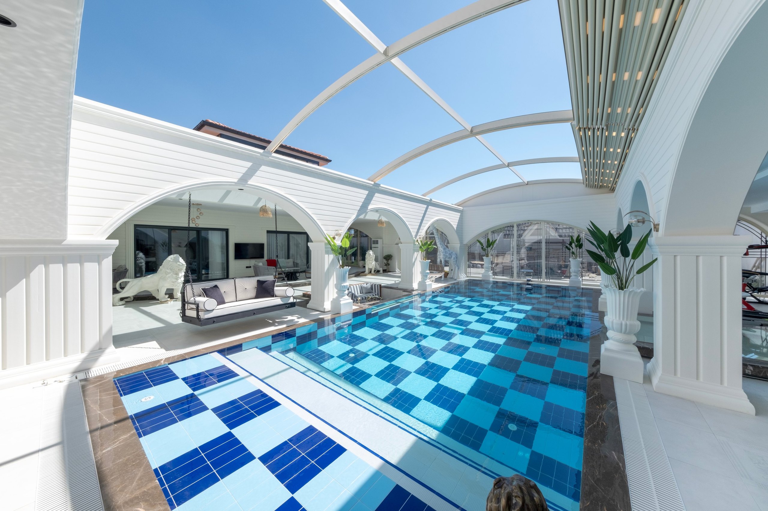 Glasüberdachung über einem Pool