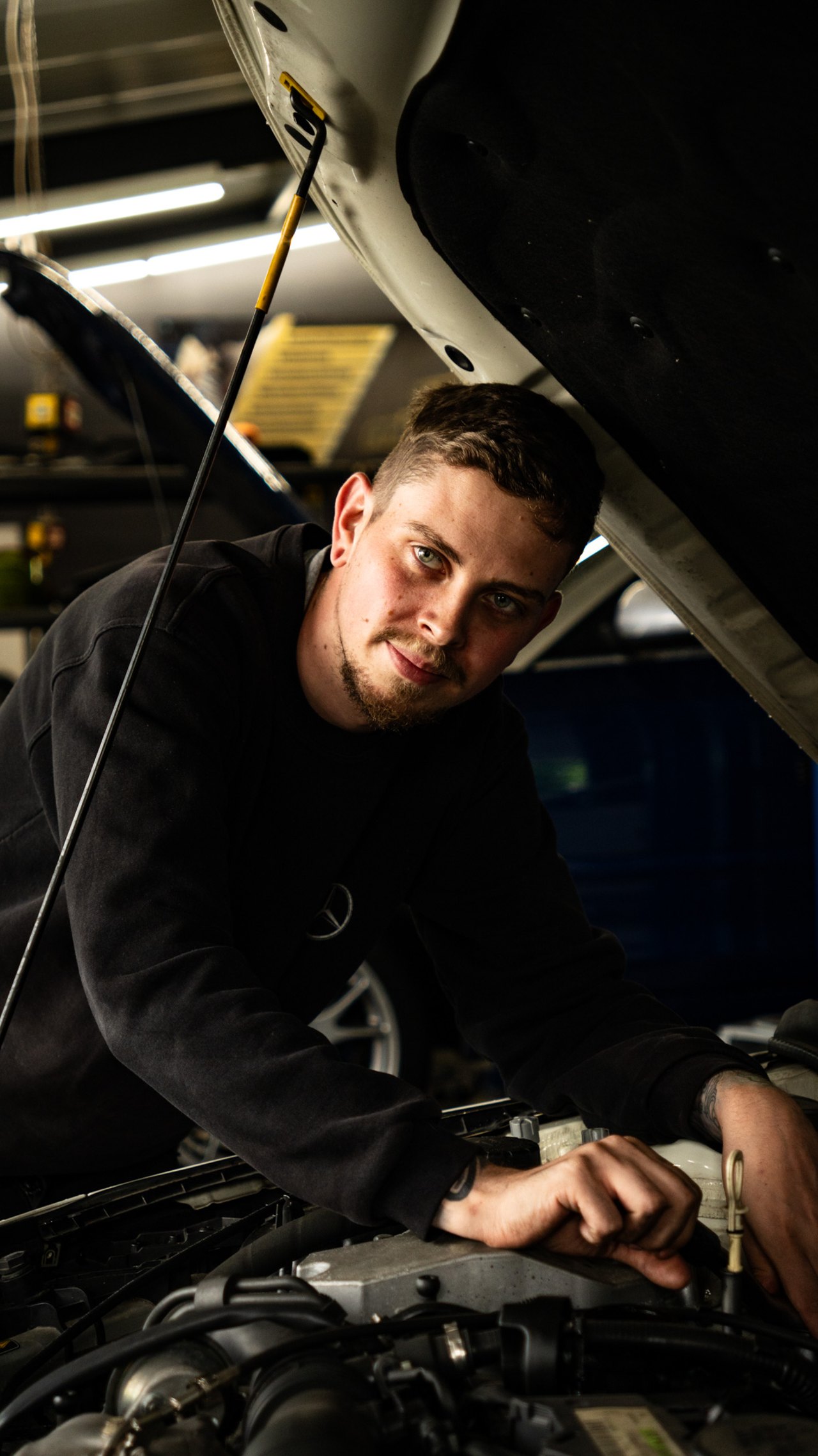 Mechaniker bei der Arbeit am Motor