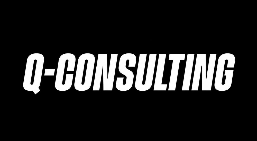 Weißer Q-CONSULTING Schriftzug in fettgedruckten Großbuchstaben auf schwarzem Hintergrund.