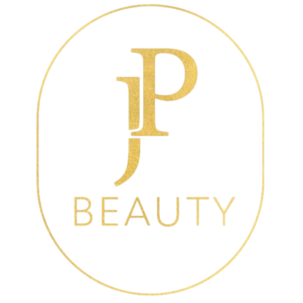 Goldene Buchstaben "JP" über dem Wort "BEAUTY" in einem goldenen Oval auf dunkelgrünem Hintergrund.