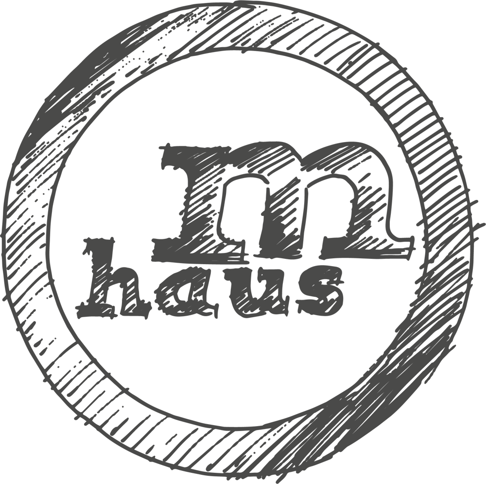 Grauer Kreis mit schraffierter Füllung und dem Wort "mhaus" in dunkler Schrift auf grünem Hintergrund.