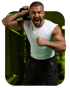 Ein Mann mit Bart schreit und hält eine schwarze Kettlebell auf der rechten Schulter.