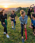 Mitarbeitende beim Betriebssport mit Personal Trainer auf einer Wiese der Schwäbischen Alb