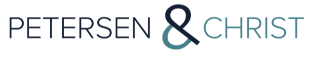 Schriftzug "PETERSEN & CHRIST" mit blaugrünem Und-Zeichen.