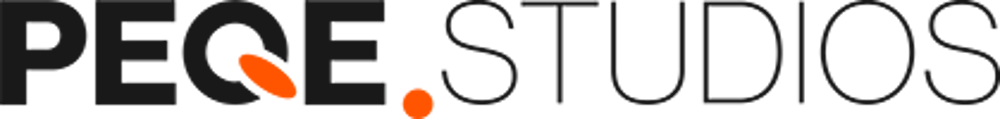 Schwarzer Text "PEGE.STUDIOS" auf dunkelgrünem Hintergrund, wobei orangefarbene Formen im "E" und nach dem Punkt im Text sind.
